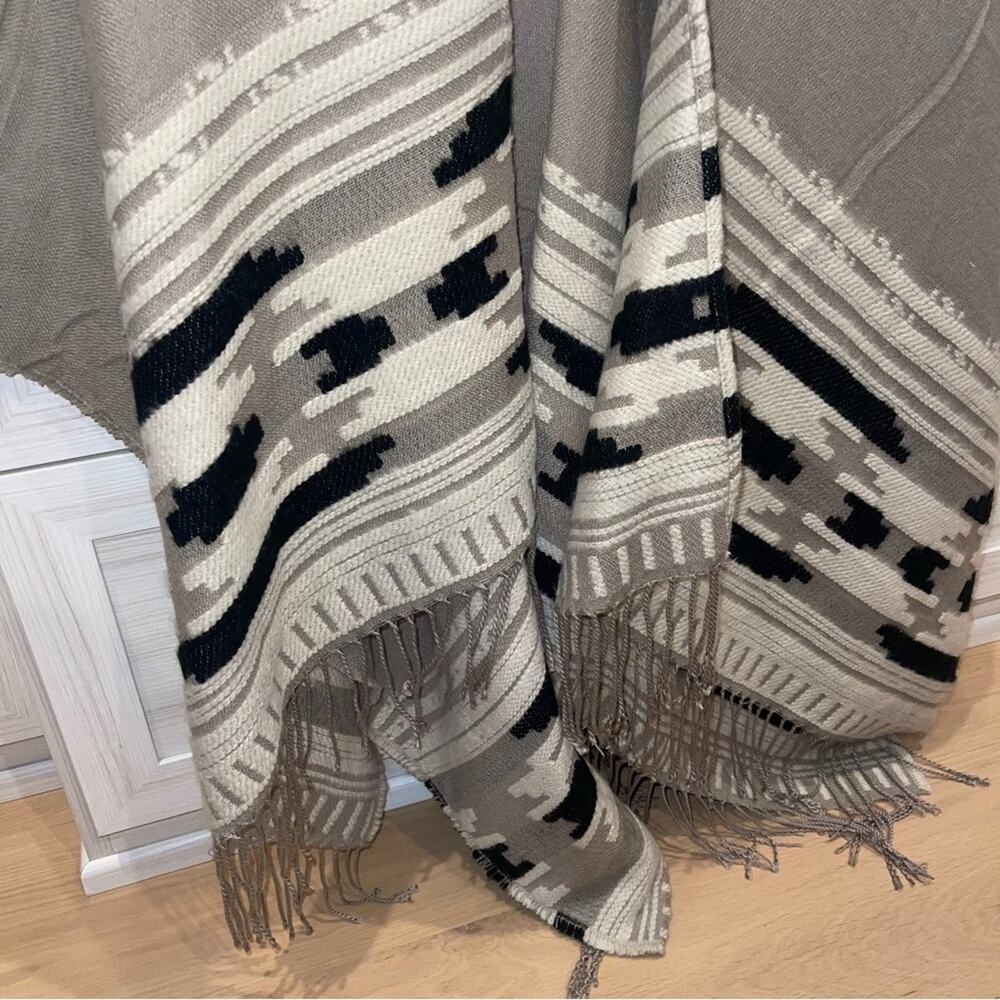Vince Camuto Geometric Weave Taupe Cape/Poncho One Size - Picture 8 of 10